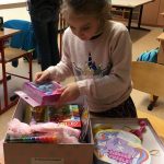 Autista iskolások megajándékozása