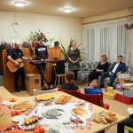 Alapítványunk munkatársai folyamatosan látogatják cipősdoboz ajándékokkal a szociális intézményekben élő gyermekeket